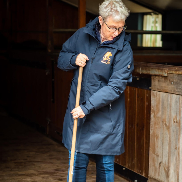 Stierna Storm regenjas met NSIJP logo